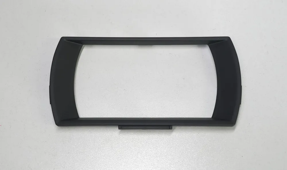 Značkový Krycí rámeček radaru Fabia III facelift 6V0853631B - originál