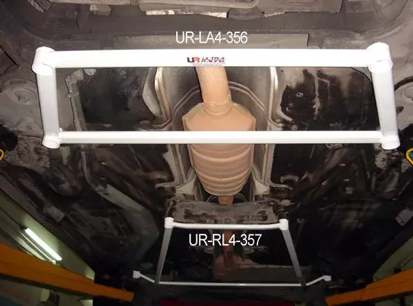 Rozpěrná tyč Ultra Racing Volvo 850 turbo - přední spodní H výztuha Finální Výprodej
