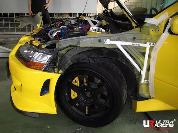Rozpěrná tyč Ultra Racing Mitsubishi Lancer Evo 7/8/9 - přední výztuhy pod blatníky Jen Po Omezenou Doba