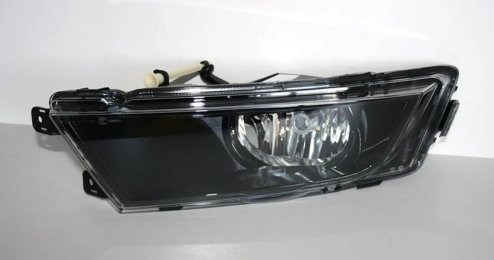 LP mlhové světlo Škoda Octavia III černé pozadí - Magneti Marelli Nejlepší Volba
