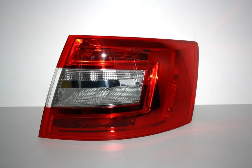 Pravé zadní LED světlo Octavia III liftback po faceliftu 5E5945112B - Hella Ověřený