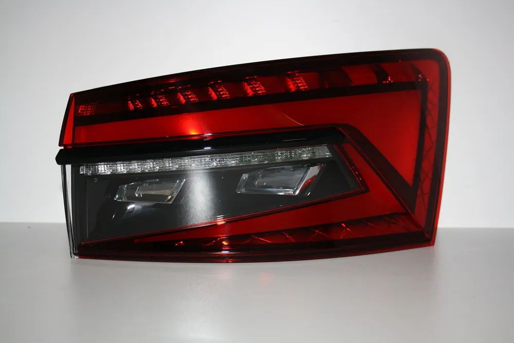 Světlo PZ vnější Superb III kombi facelift 3V9945208B - Originál Jen Po Omezenou Doba