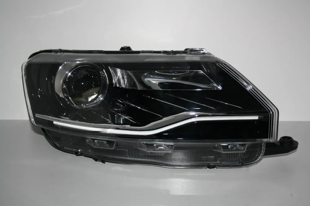 Pravý xenonový světlomet s LED Rapid facelift 5JB941016C Značkový