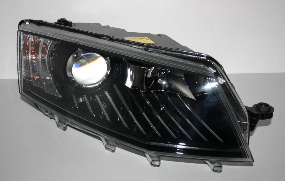 Značkový Bixenonový PP světlomet s LED Škoda Octavia III 5E1941018B - MM