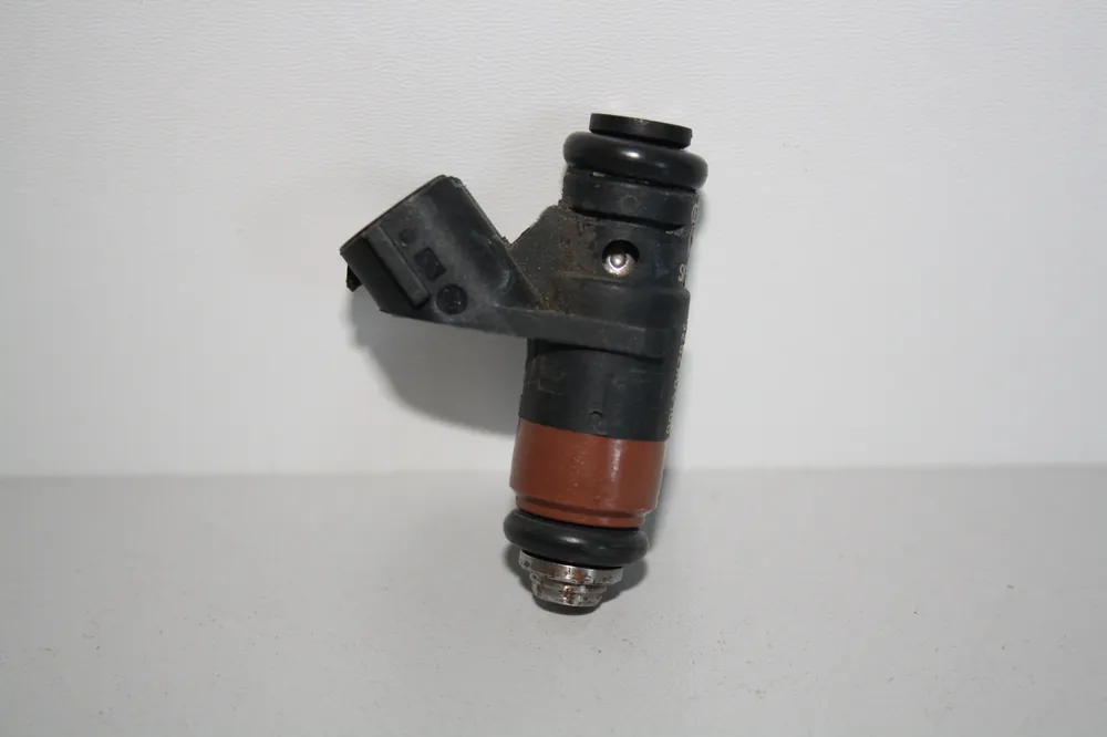 Vstřikovací ventil 036906031L pro 1.4 16v 74 kw - použitý Značkový