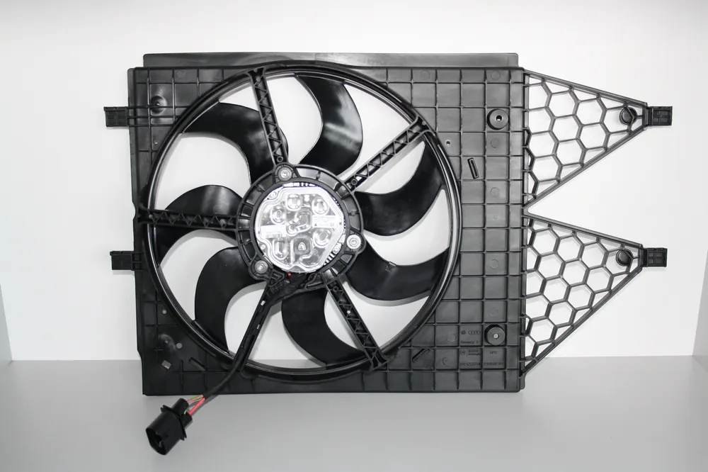 Horká Nabídka Ventilátor chladiče 6R0959455D s držákem - originál
